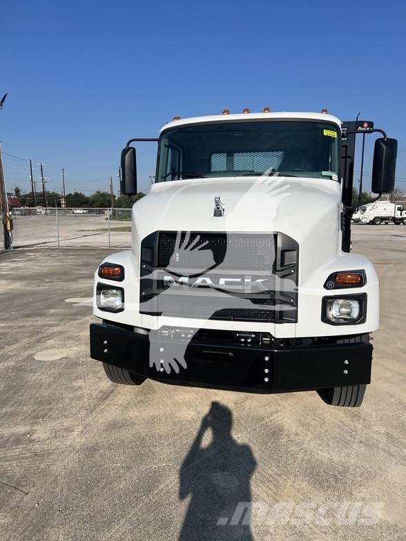 Mack MD6 Pritschenwagen/Pritschenwagen mit Seitenklappe