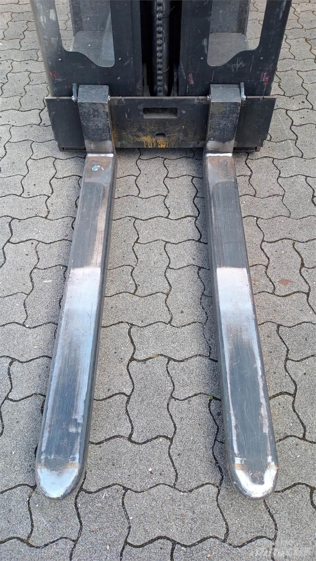 Toyota OSE100 Gabelstapler mit Fahrerstand
