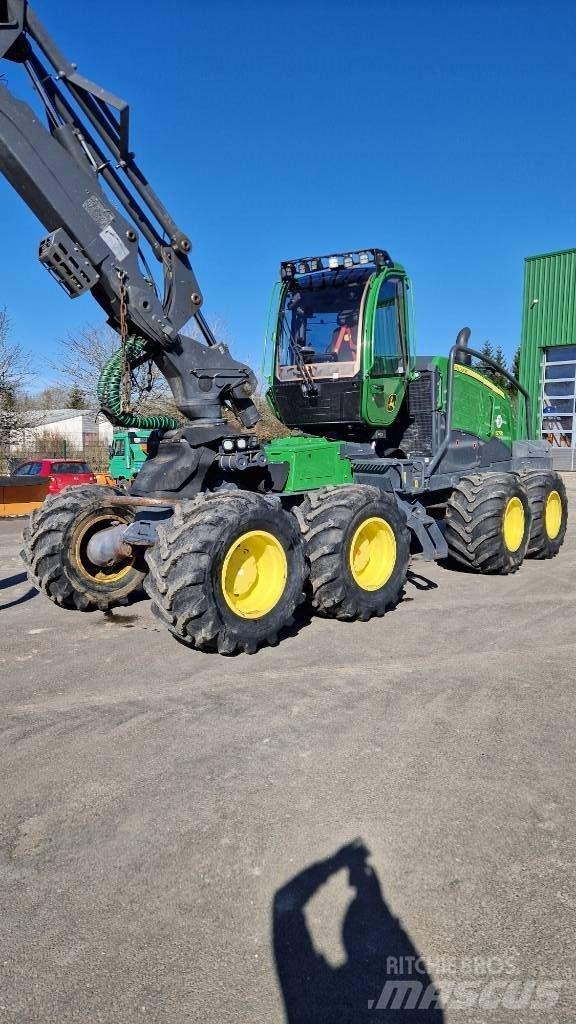 John Deere 1270 G Harvester