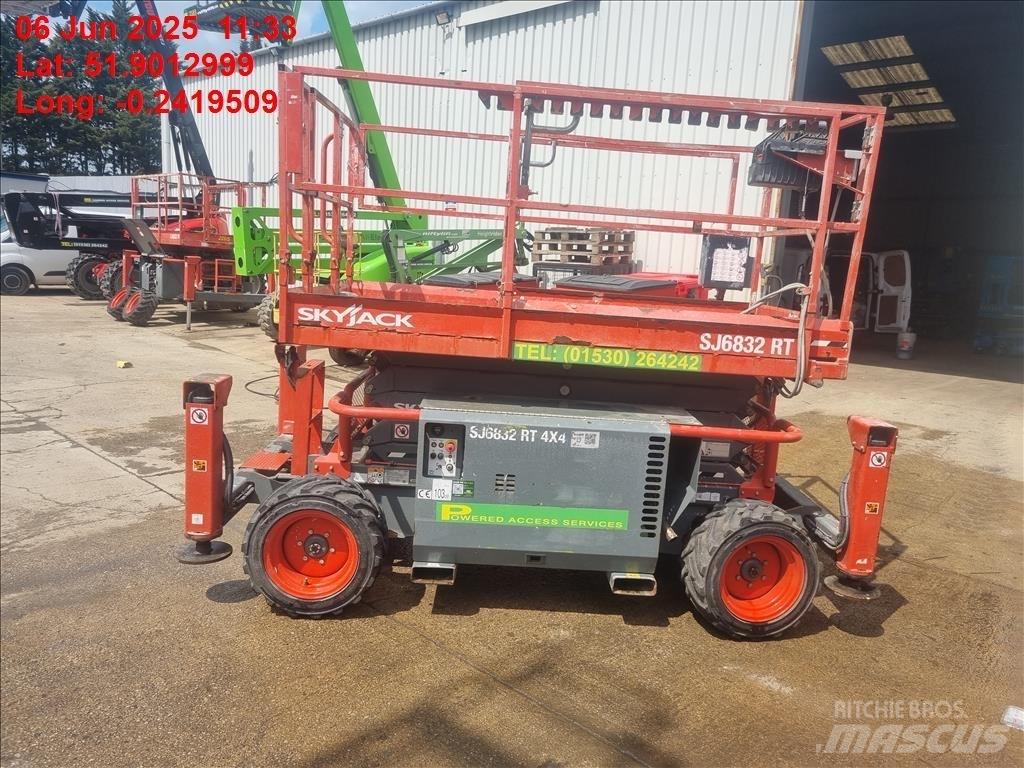SkyJack SJ 6832 RT Scheren-Arbeitsbühnen
