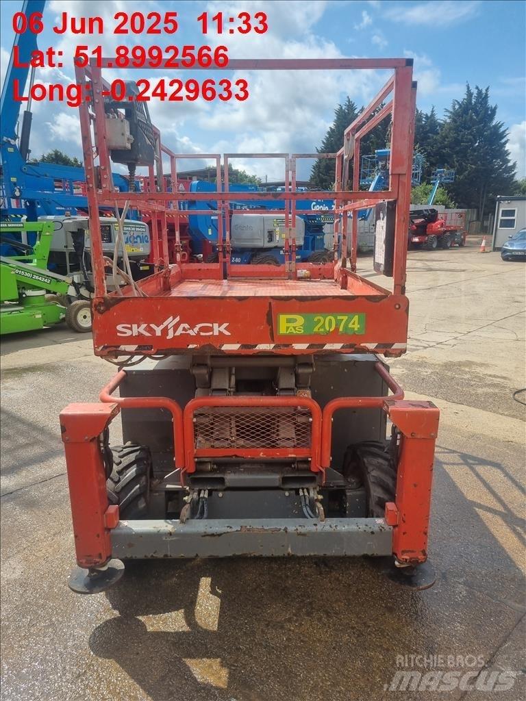 SkyJack SJ 6832 RT Scheren-Arbeitsbühnen