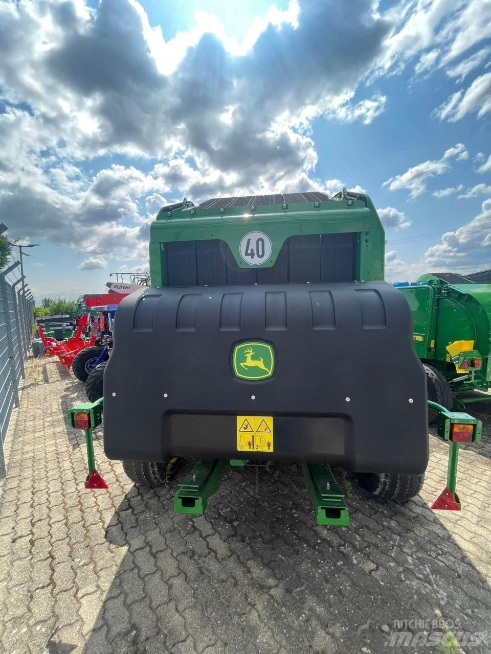 John Deere V451G Rundballenpressen