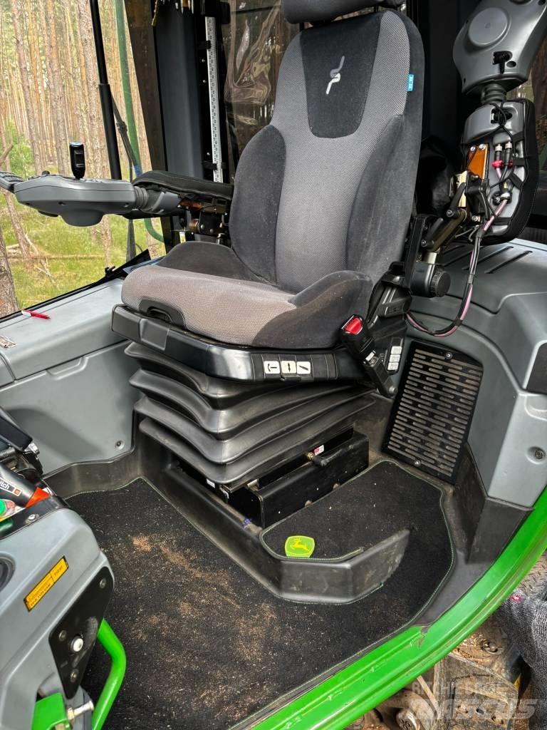 John Deere 1170 E Harvester