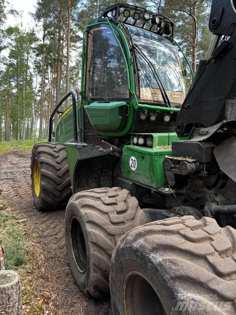 John Deere 1170 E Harvester