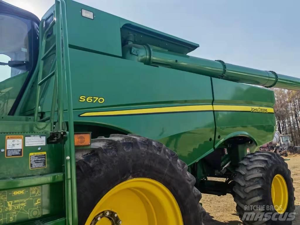 John Deere S670 Mähdrescher