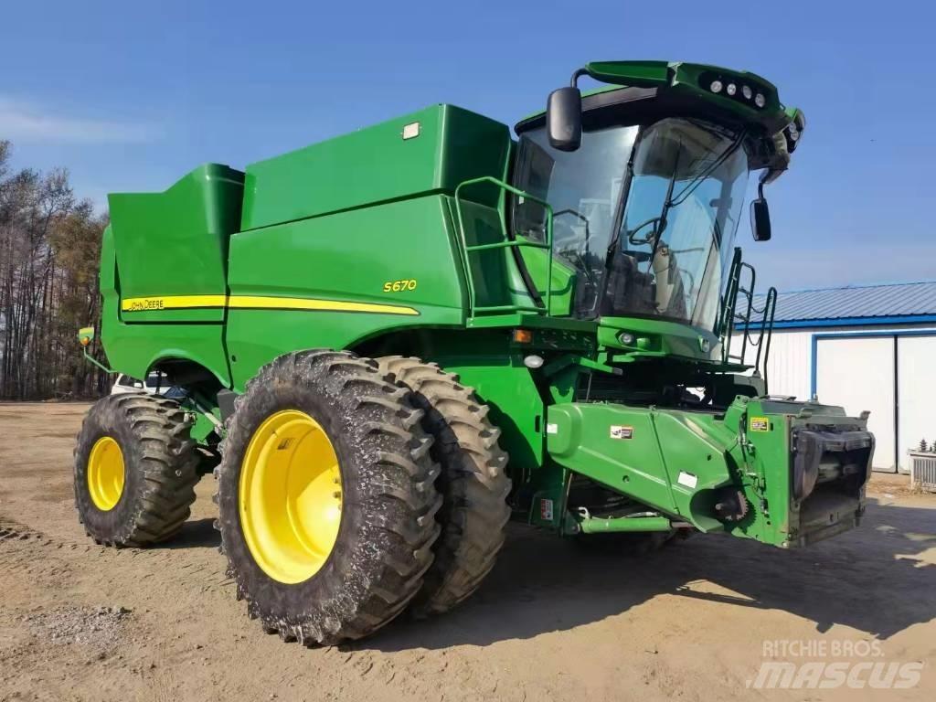 John Deere S670 Mähdrescher