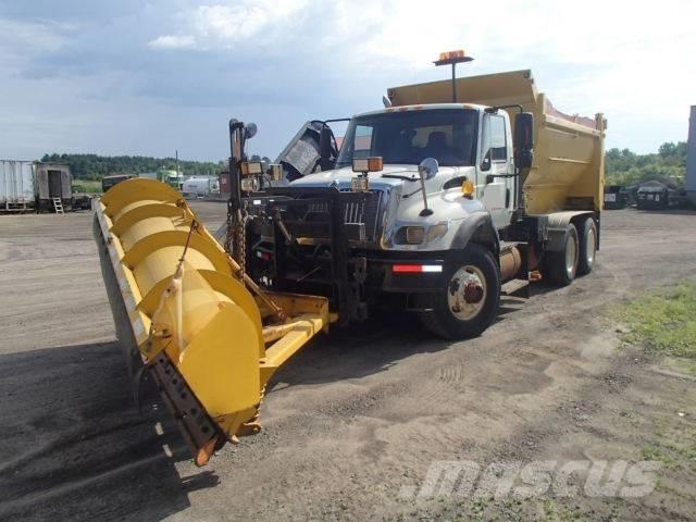 International 7400 Schneeschilde und -pflüge