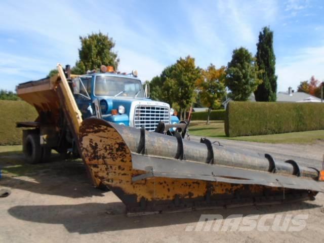 Ford LTL 9000 Schneeschilde und -pflüge