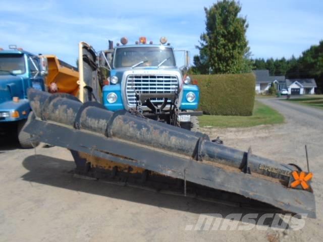 Ford LTL 9000 Schneeschilde und -pflüge