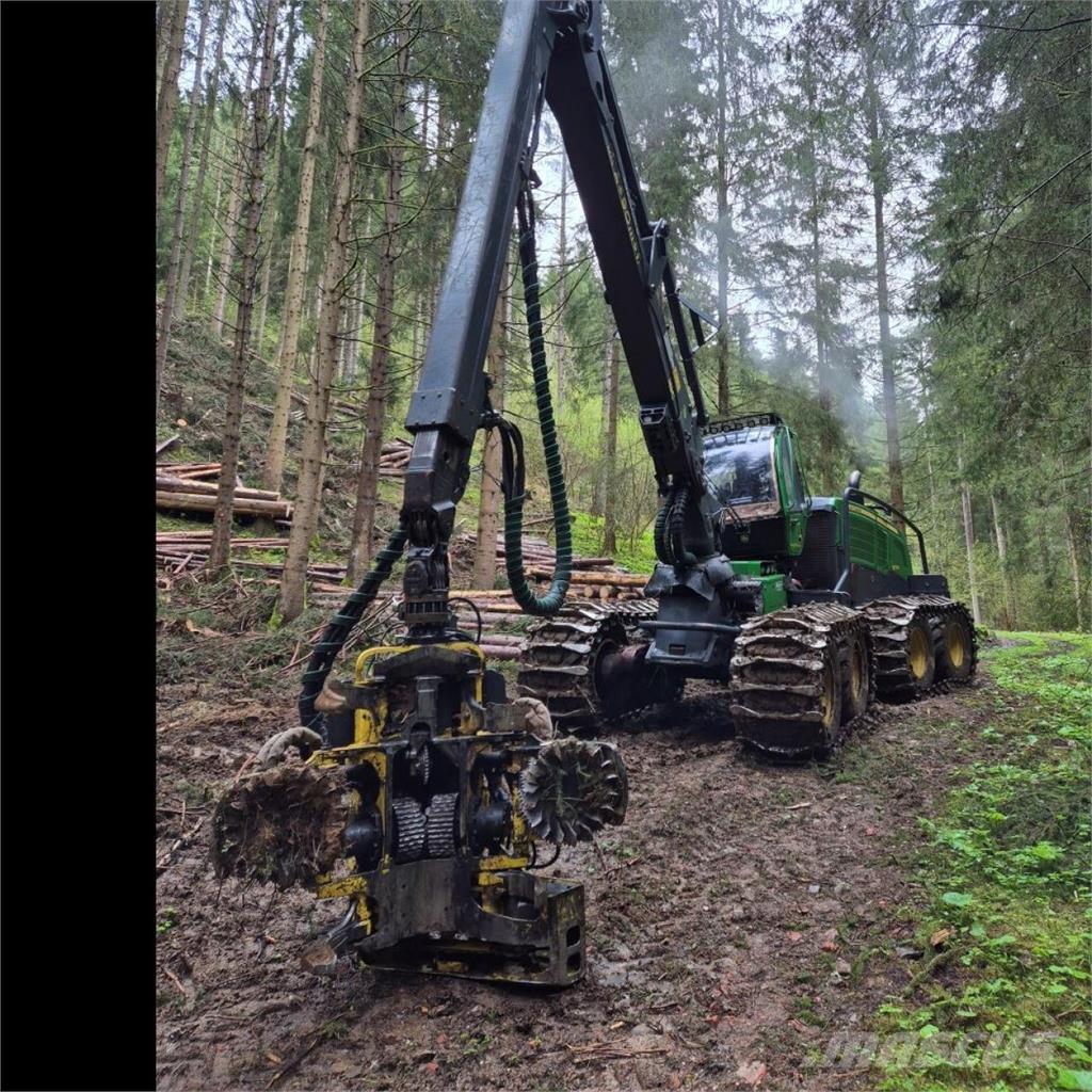 John Deere 1270 G Harvester