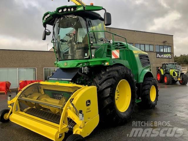 John Deere 8200 i Selbstfahrende Häcksler