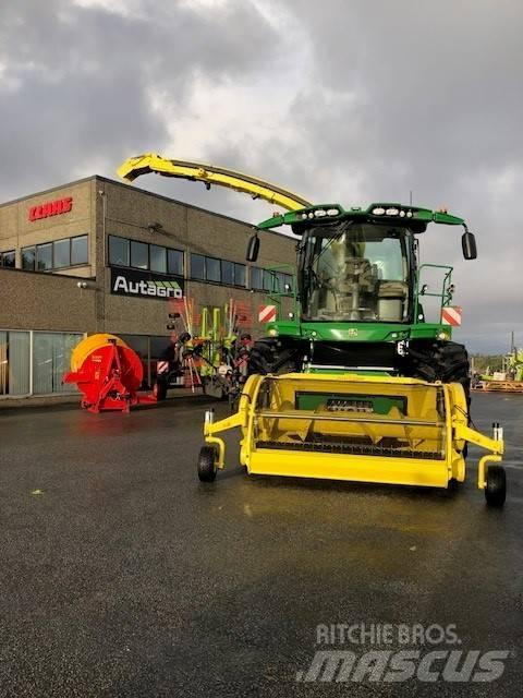 John Deere 8200 i Selbstfahrende Häcksler