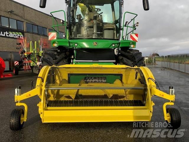 John Deere 8200 i Selbstfahrende Häcksler