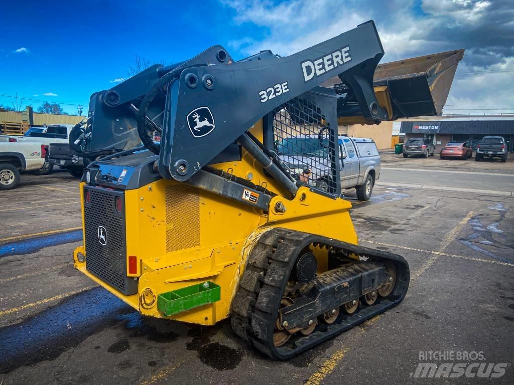 John Deere 323 E Kompaktlader