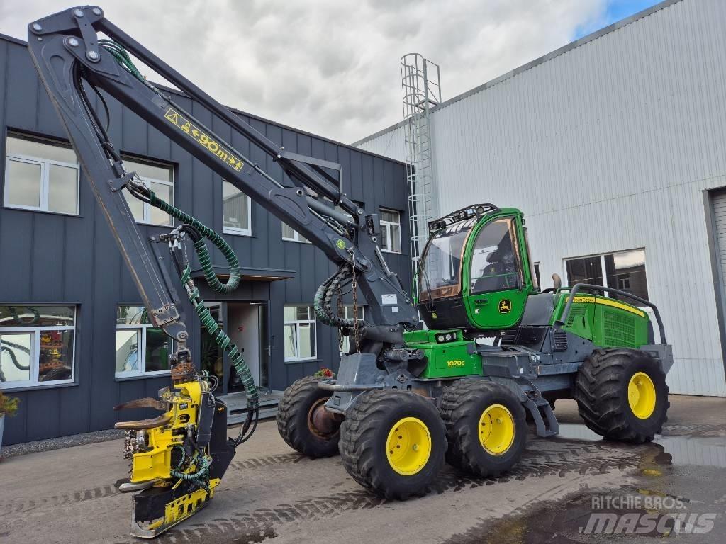 John Deere 1070 G Harvester