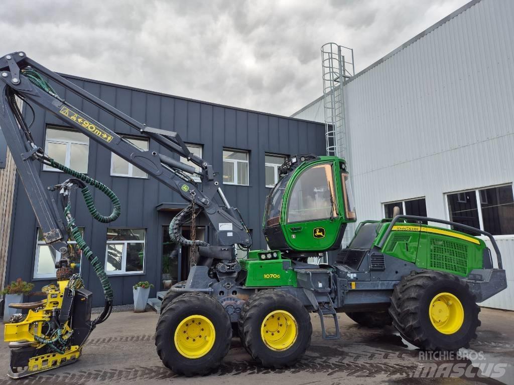 John Deere 1070 G Harvester