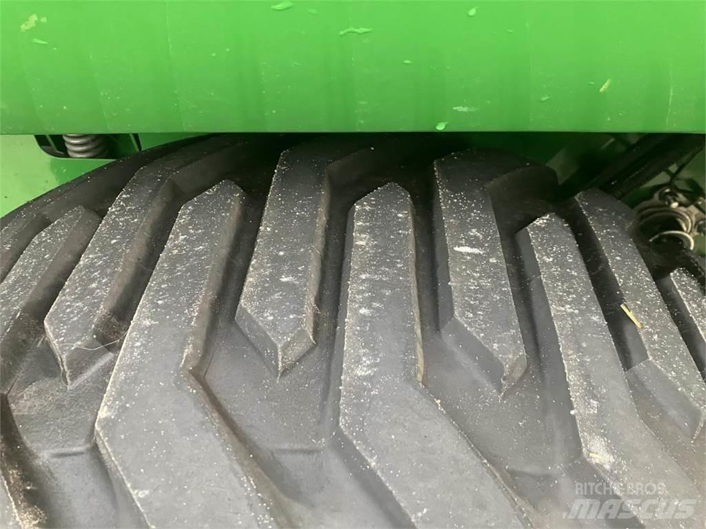 John Deere V461R Rundballenpressen