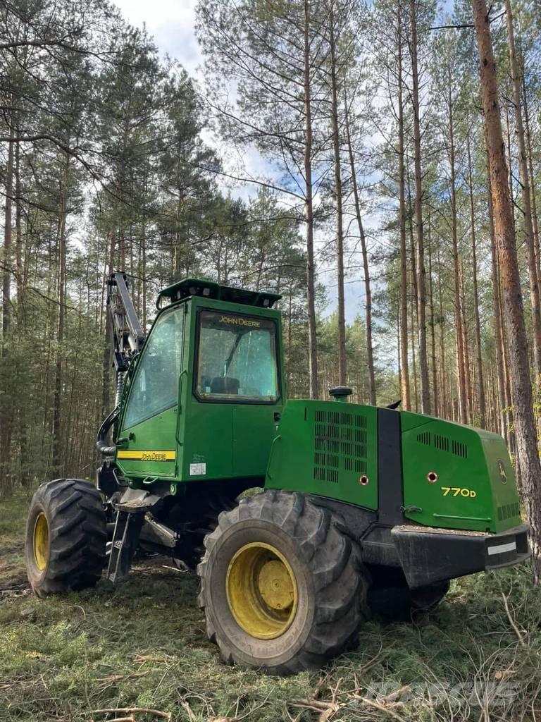 John Deere 770 D Harvester