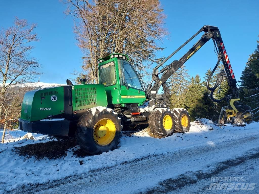John Deere 1270 D Harvester
