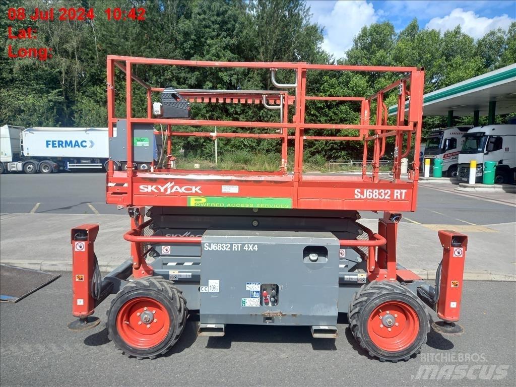 SkyJack SJ 6832 RT Scheren-Arbeitsbühnen