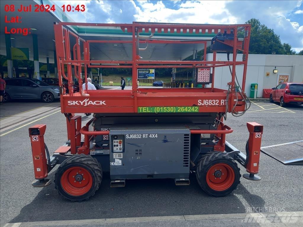 SkyJack SJ 6832 RT Scheren-Arbeitsbühnen