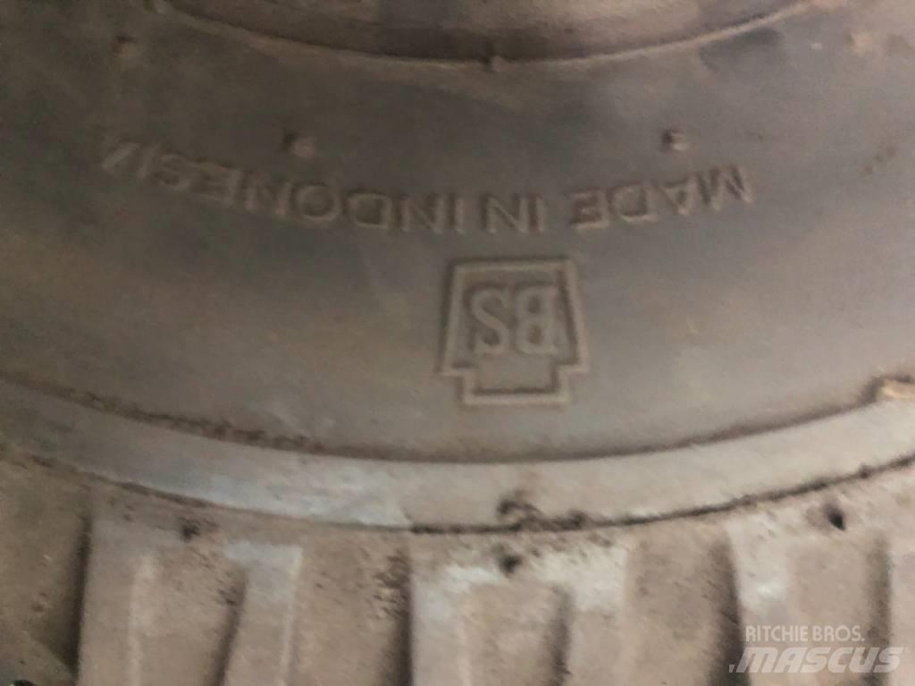 Bridgestone 21x8-9 Reifen