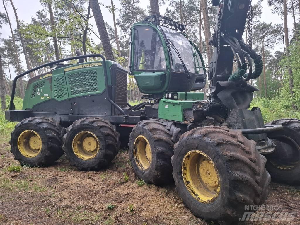 John Deere 1270 G Harvester