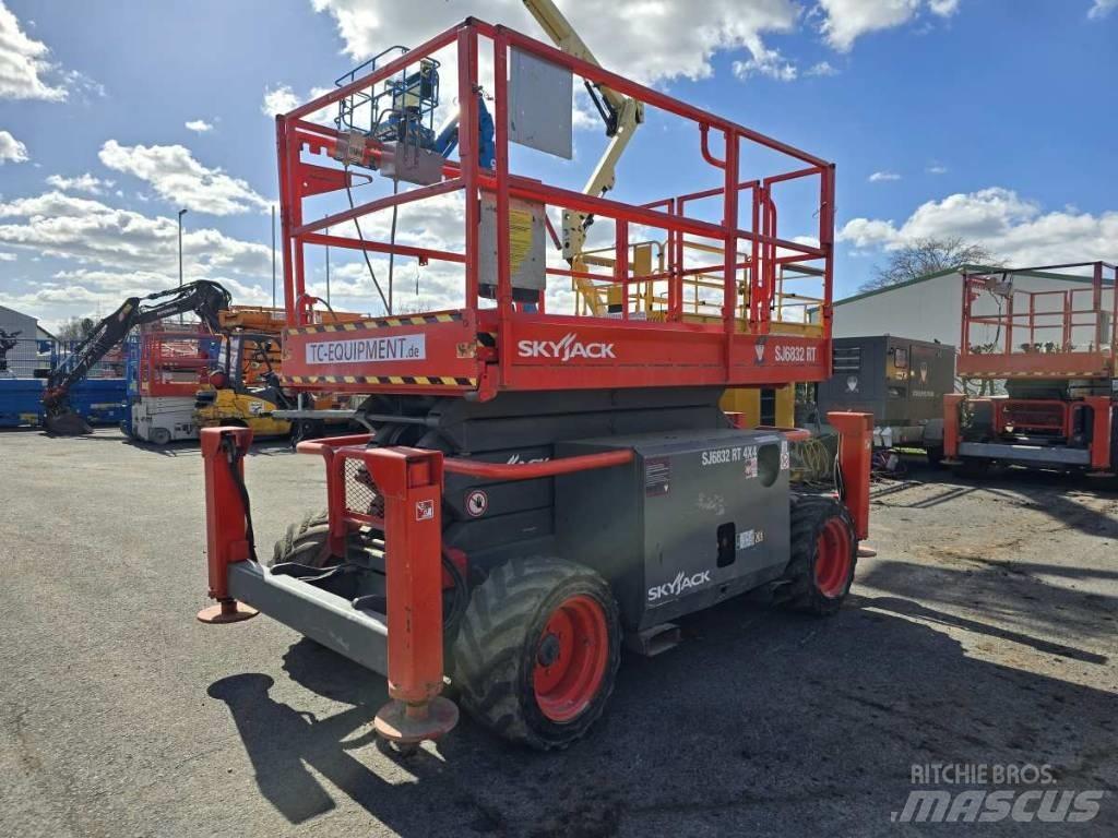 SkyJack SJ 6832 RT Scheren-Arbeitsbühnen