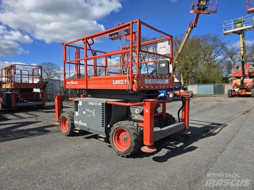 SkyJack SJ 6832 RT Scheren-Arbeitsbühnen