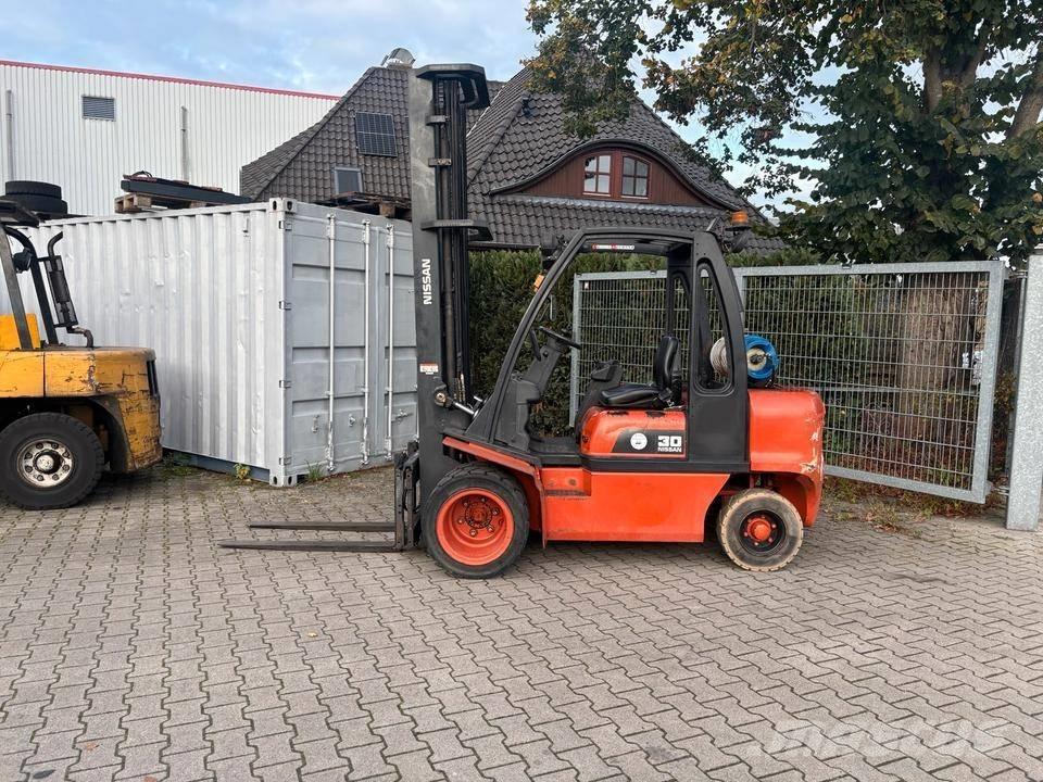 Nissan UGD02 A 30 PQ Gasstapler