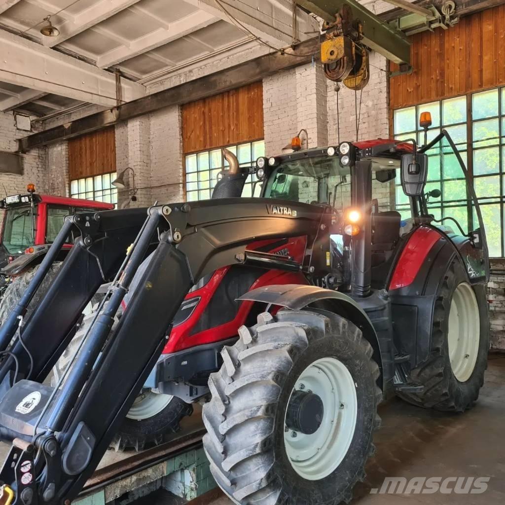 Valtra T 174 Traktoren