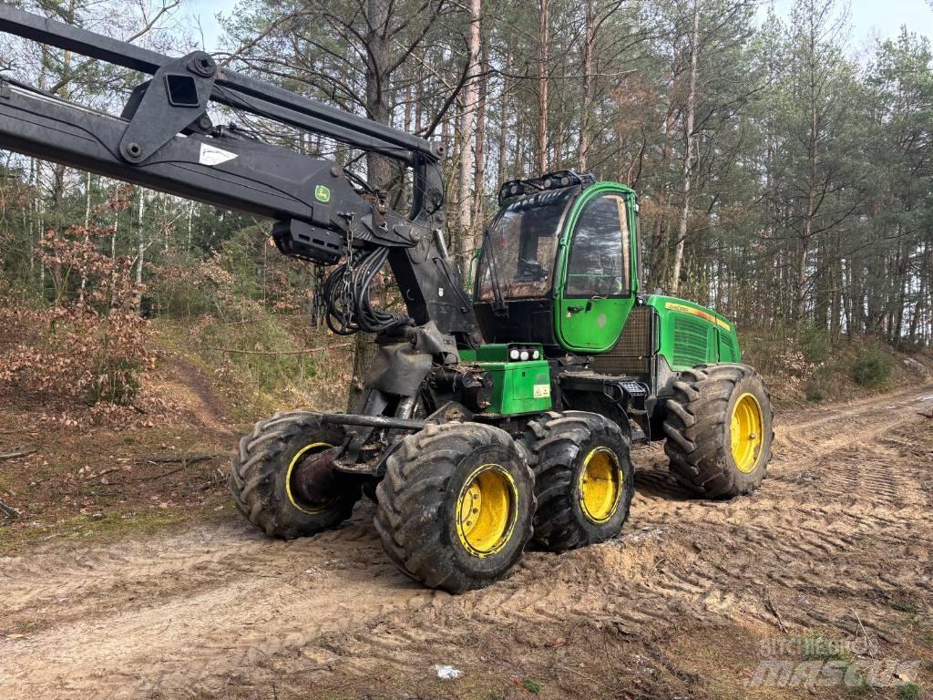 John Deere 1170 E Harvester