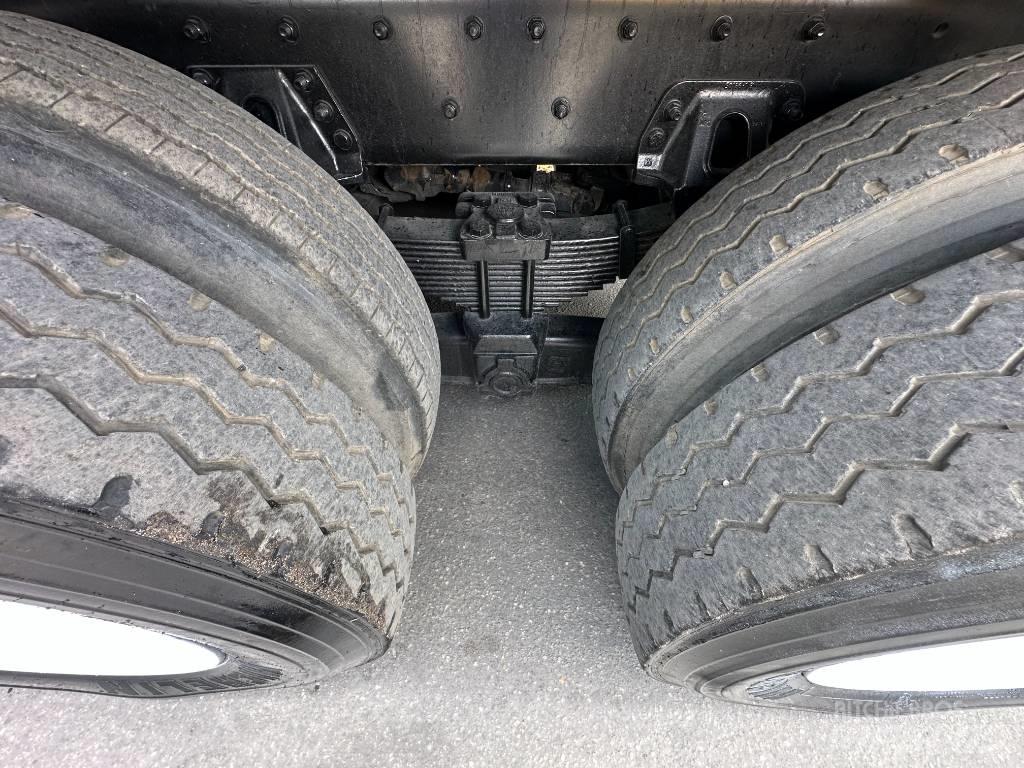 Sterling L 8500 Saug- und Druckwagen