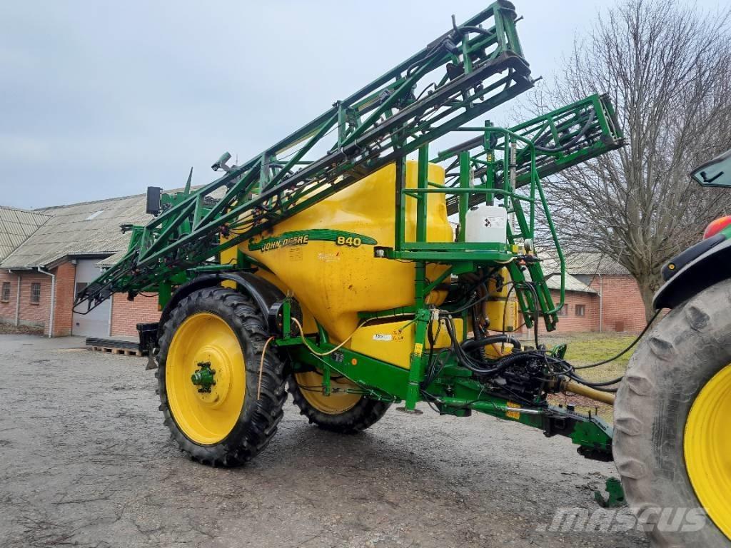 John Deere 840 Anhängespritzen