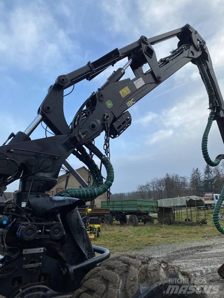 John Deere 1270 G Harvester