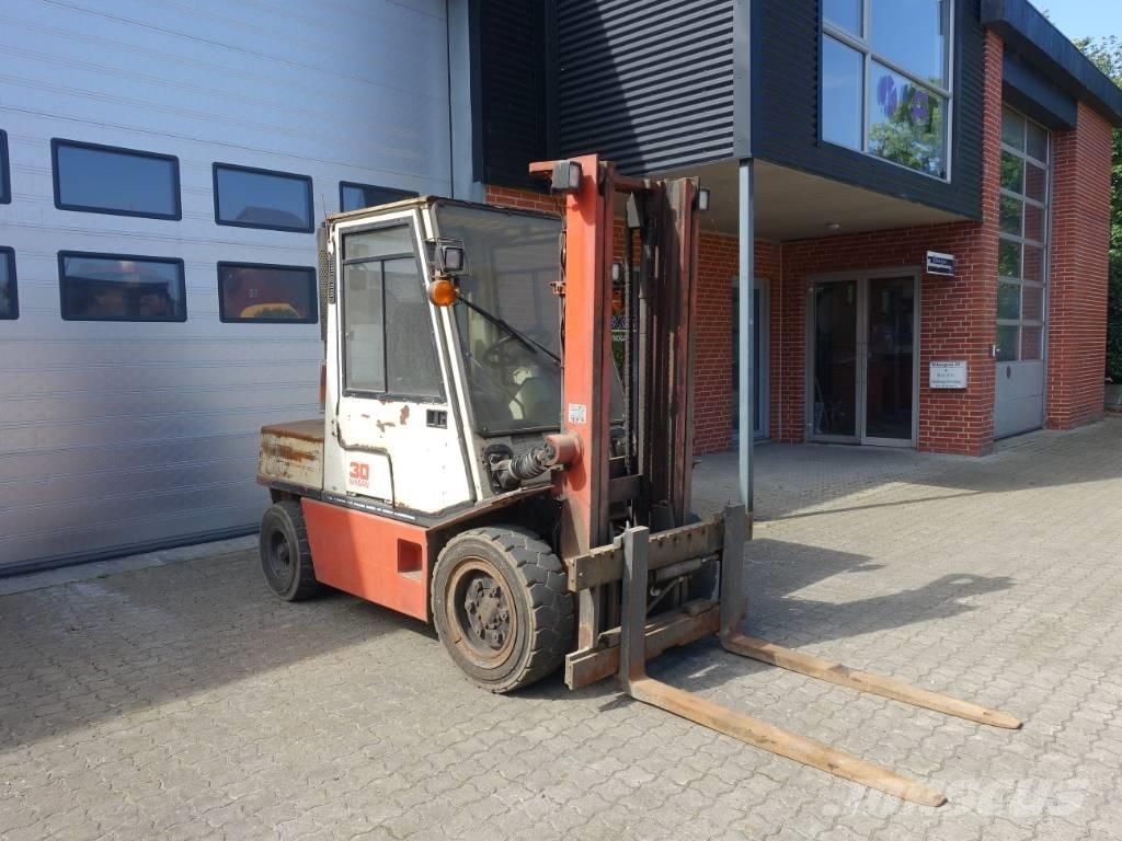 Nissan EGH02 A 30 U Dieselstapler