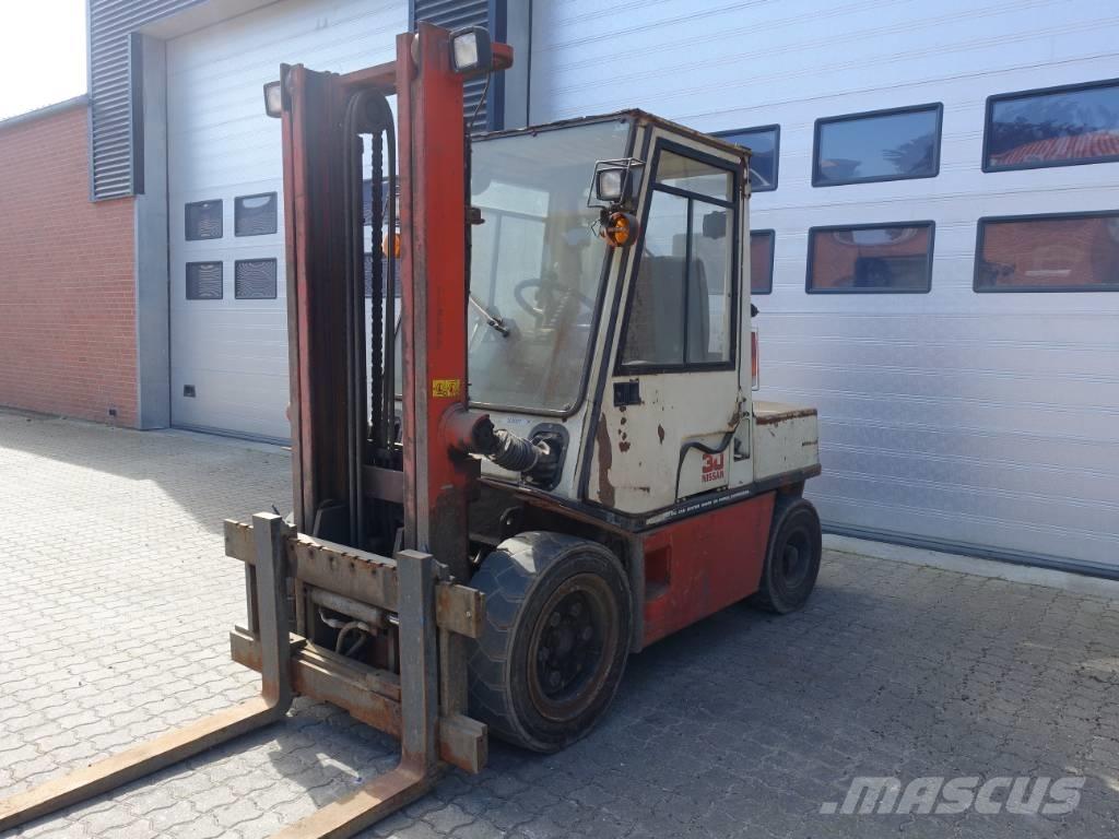 Nissan EGH02 A 30 U Dieselstapler