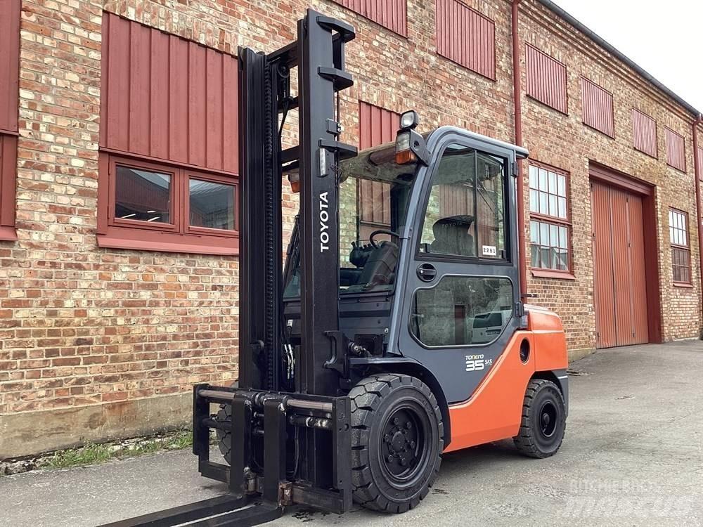 Toyota 8FDJF35 Dieselstapler