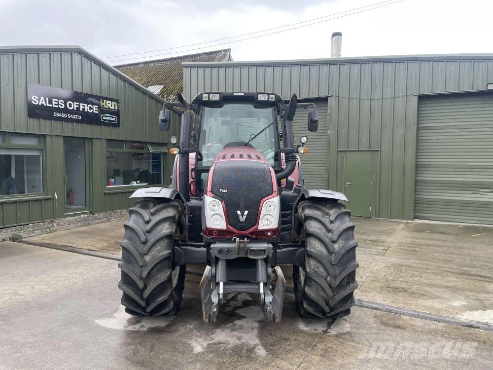 Valtra T 153 Traktoren