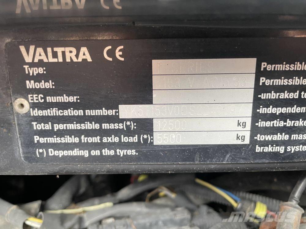 Valtra T 153 Traktoren