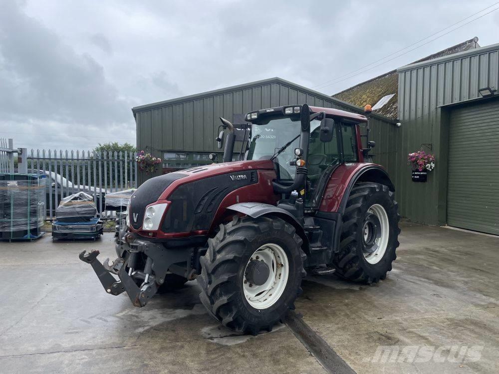 Valtra T 153 Traktoren