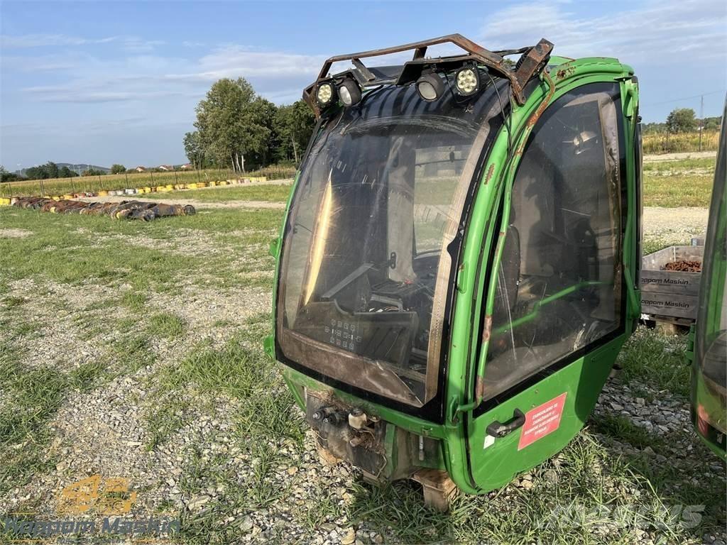 John Deere 1010E Kabinen