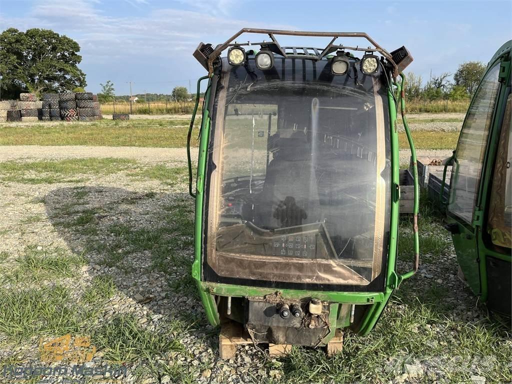 John Deere 1010E Kabinen