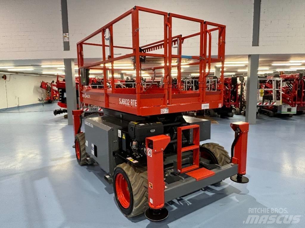 SkyJack SJ 6832 RTE Scheren-Arbeitsbühnen