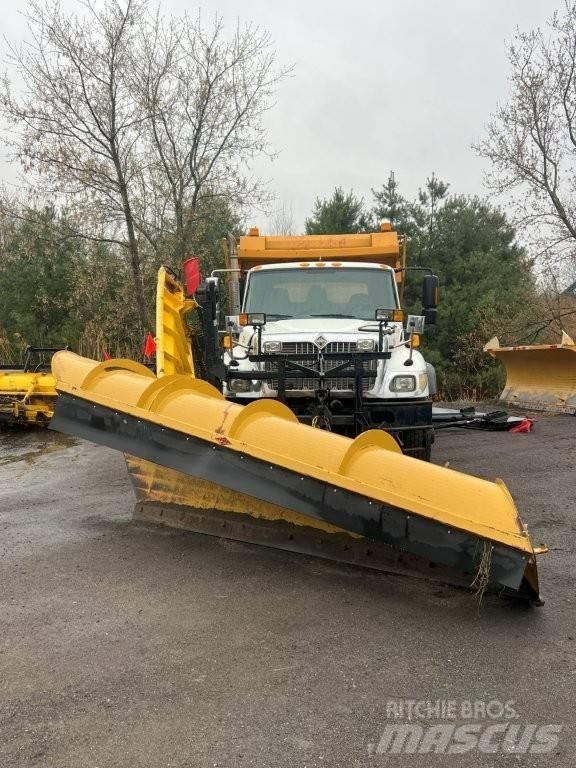 International 7400 Schneeschilde und -pflüge