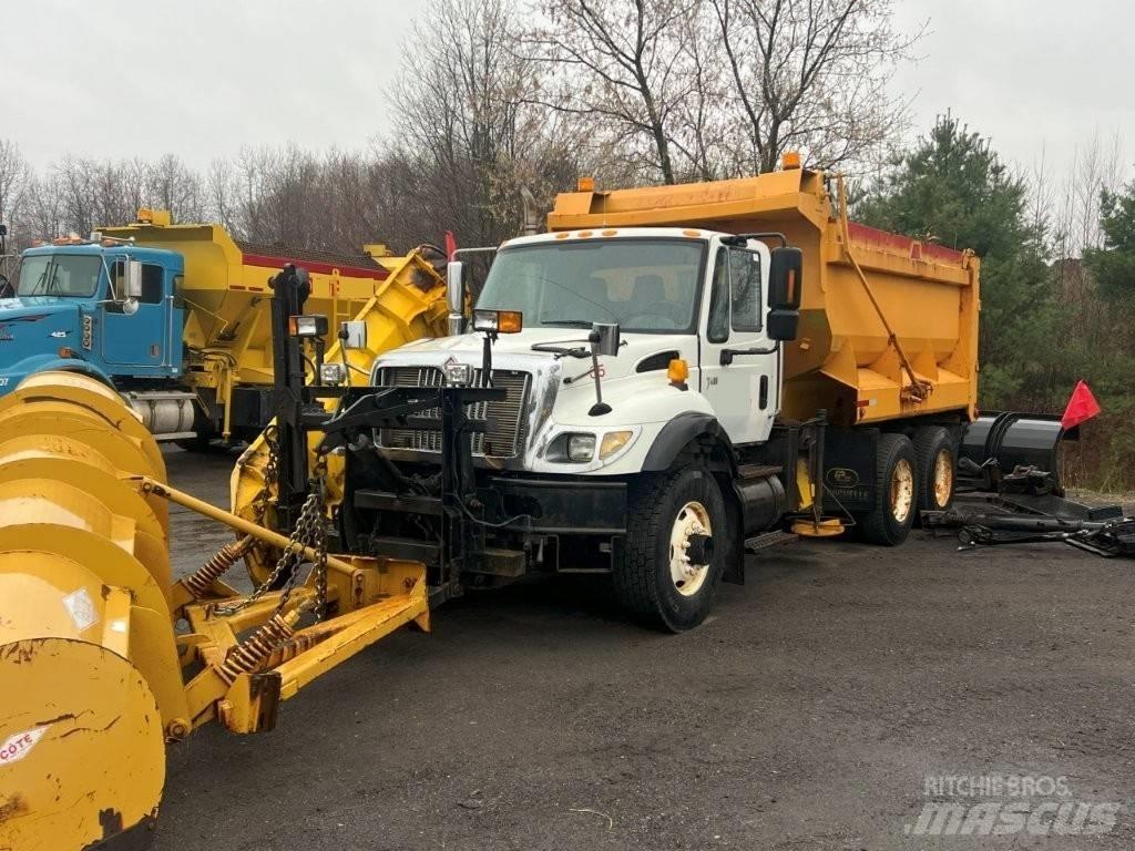 International 7400 Schneeschilde und -pflüge