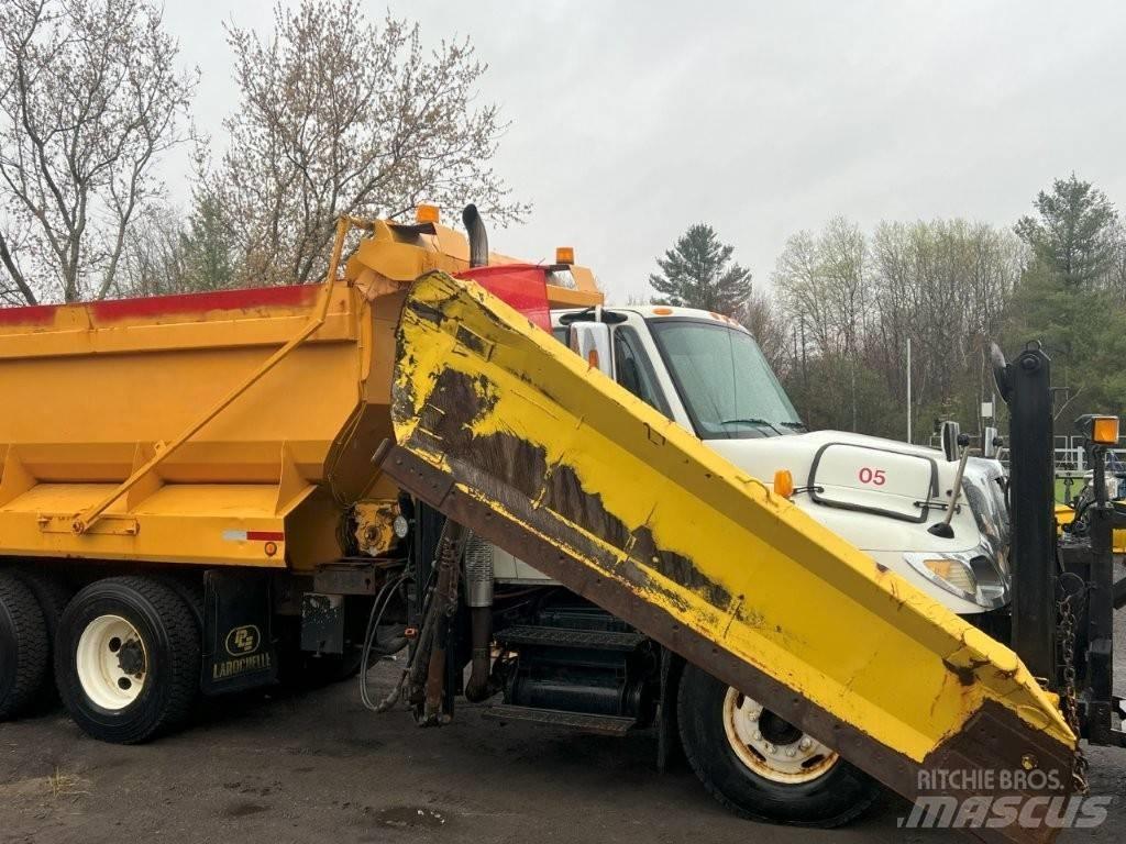 International 7400 Schneeschilde und -pflüge