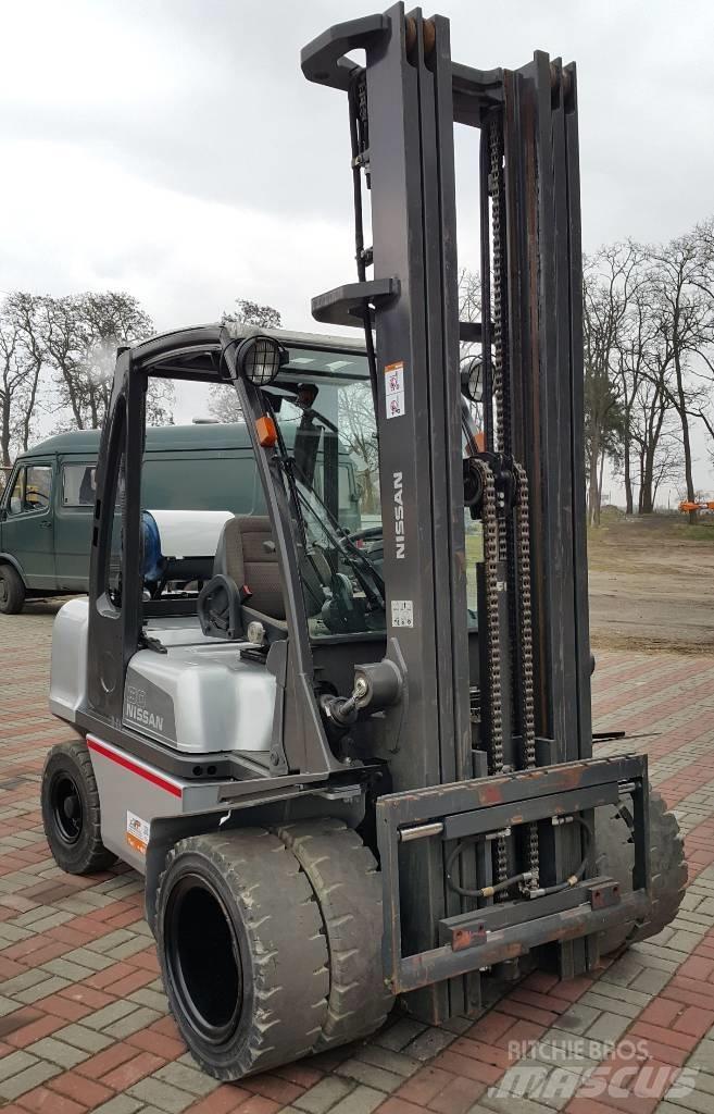 Nissan UG1D2A30LQ Gasstapler