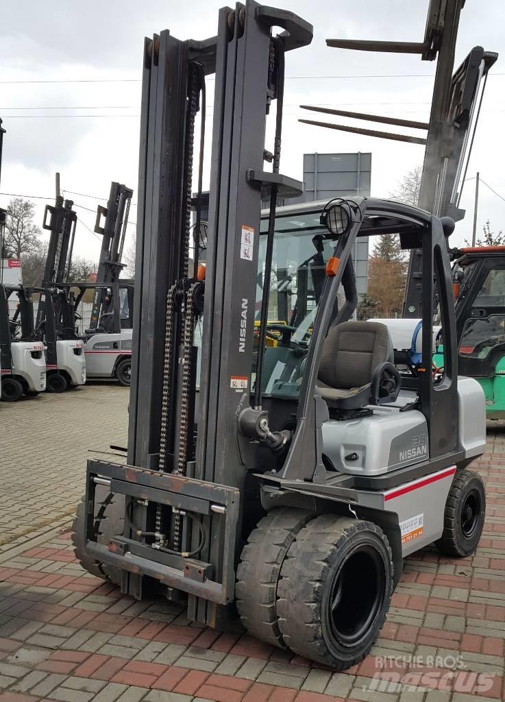 Nissan UG1D2A30LQ Gasstapler