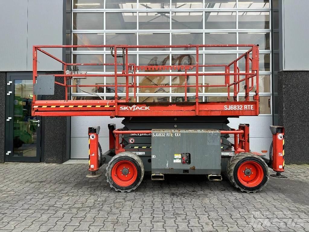 SkyJack SJ6832 RTE Scheren-Arbeitsbühnen